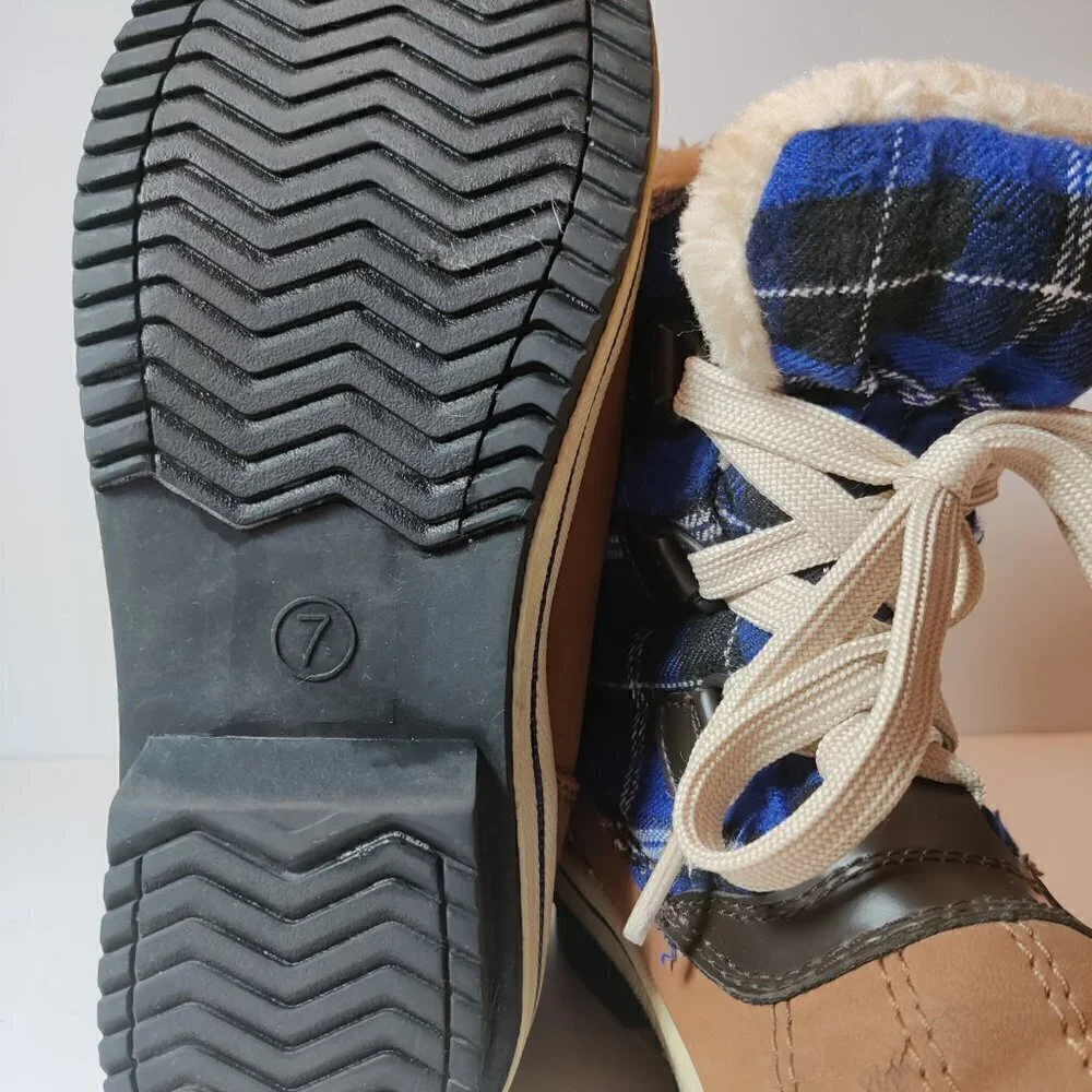 Snow Boots Womens Sz 7, Fleece Lining with Plaid Fabric padded. Waterproof Soles - Picture 4 of 7